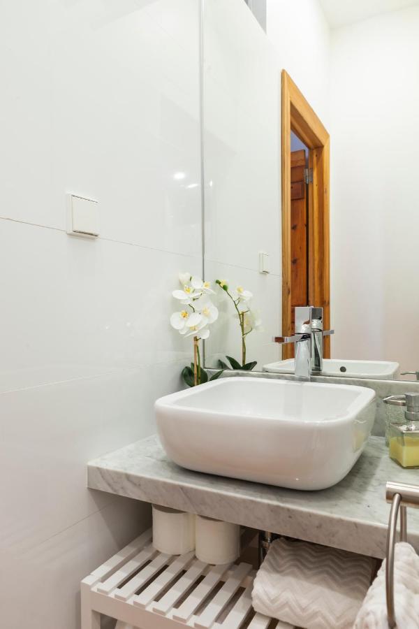 Alfama Terrace Apartment With Authentic XVIII Tiles And Historic Notes 3 Bedrooms & 2 Bathrooms Ac Lisbona Esterno foto